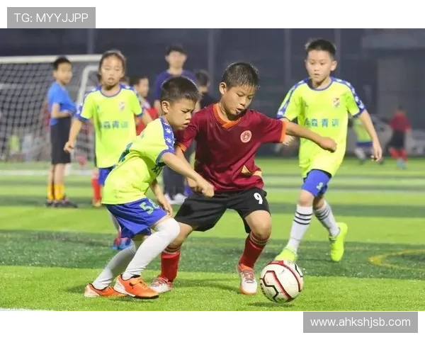 足球明星在赛场上的精彩瞬间与动人风采尽显运动魅力与激情 足球明星在赛场上的精彩瞬间与动人风采尽显运动魅力与激情