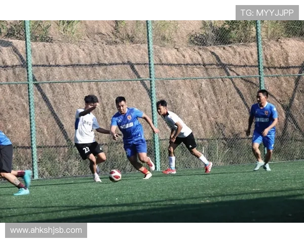 足球明星趣味打闹视频合集展现球场外的欢乐瞬间与友谊时刻